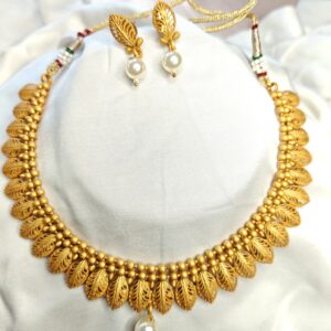 gold & pearl necklace